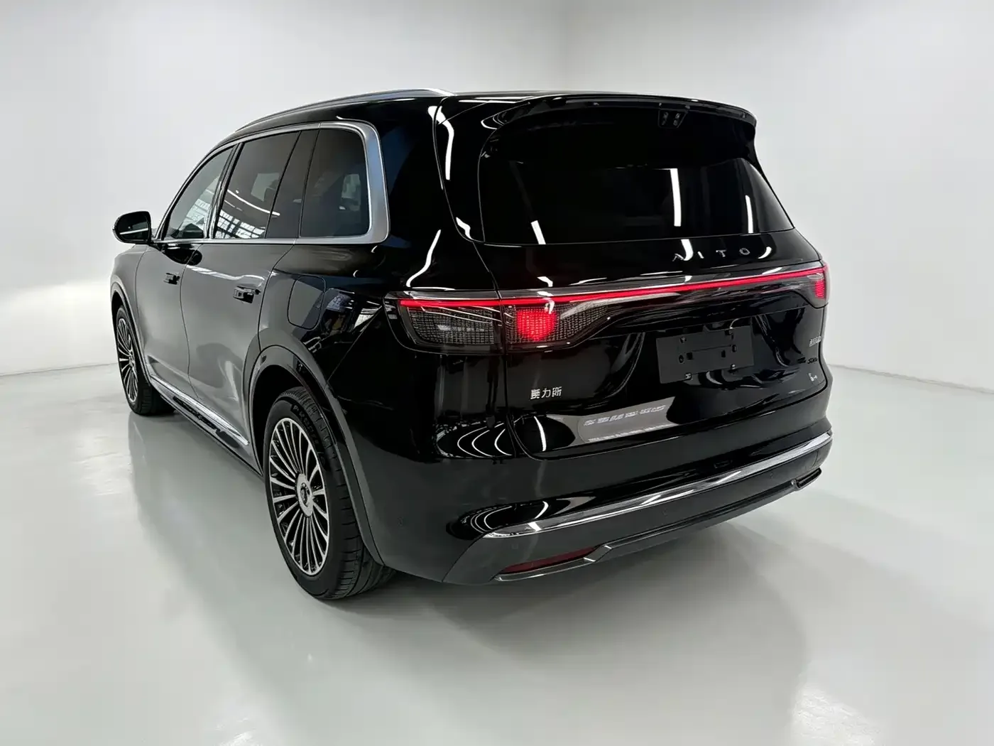 AITO Wenjie AITO M8 2025 Extended Range Ultra 53.4kWh 6-Seater — Фото автомобиля 9