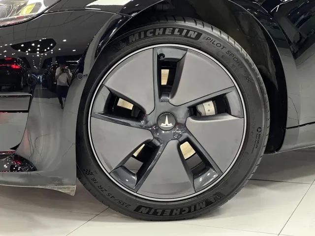 Tesla Model 3 — Фото автомобиля 17