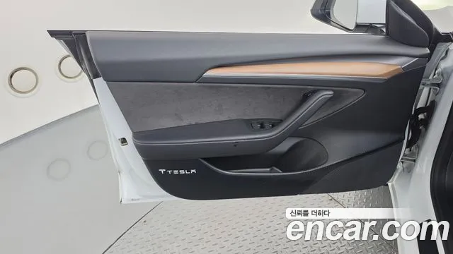 Tesla Model 3 — Фото автомобиля 22