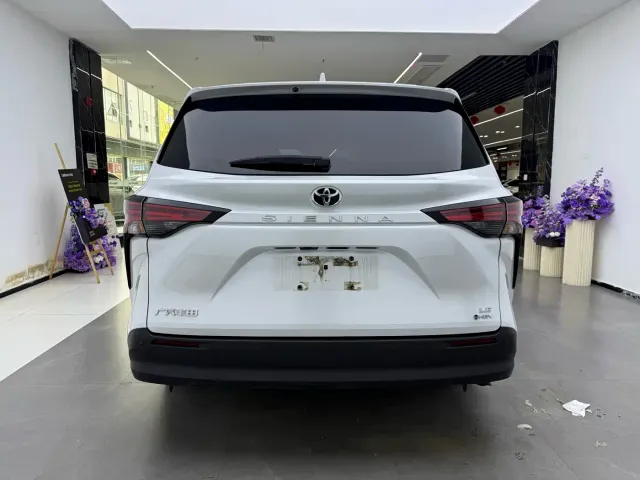 Toyota Sienna — Фото автомобиля 4