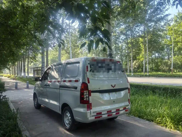 Wuling Hongguang V — Фото автомобиля 8