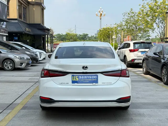 Lexus ES — Фото автомобиля 5