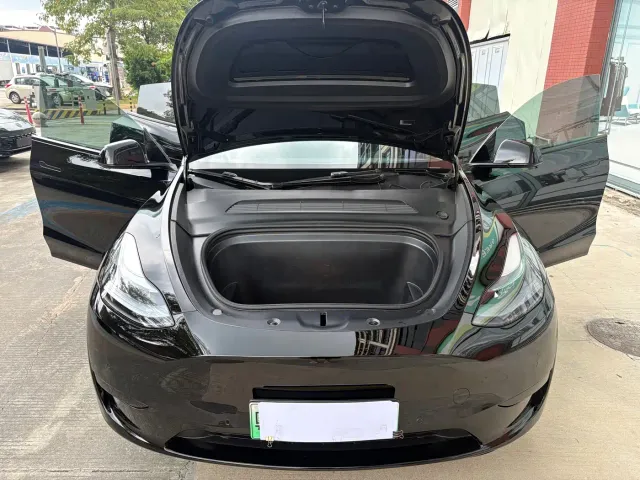 Tesla Model Y — Фото автомобиля 17