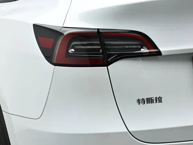 Tesla Model Y — Фото автомобиля 7