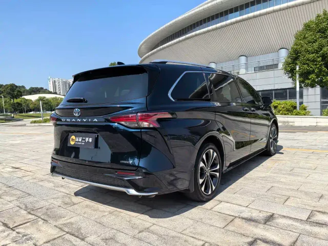 Toyota Granvia — Фото автомобиля 7