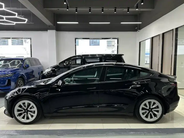Tesla Model 3 — Фото автомобиля 7