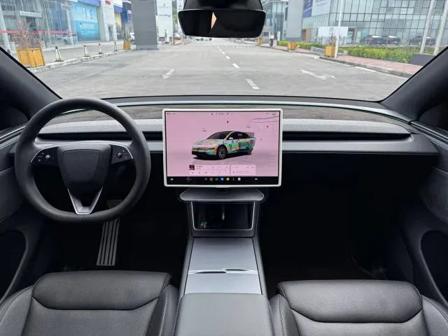 Tesla Model Y L — Фото автомобиля 10
