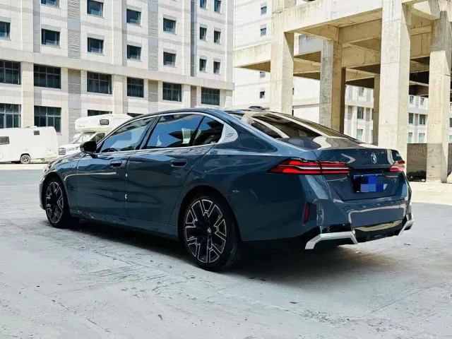 BMW 5 Series — Фото автомобиля 9
