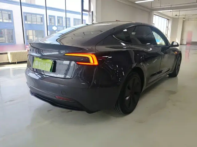 Tesla Model 3 — Фото автомобиля 6