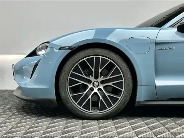 Porsche Taycan — Фото автомобиля 8