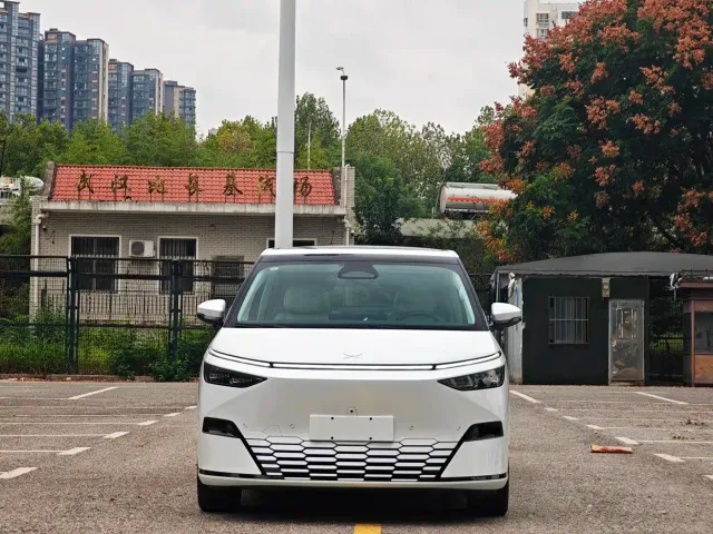 Xpeng X9 — Фото автомобиля 2