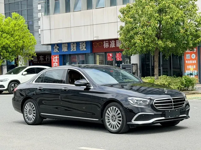 Mercedes-Benz E-Class — Фото автомобиля 2