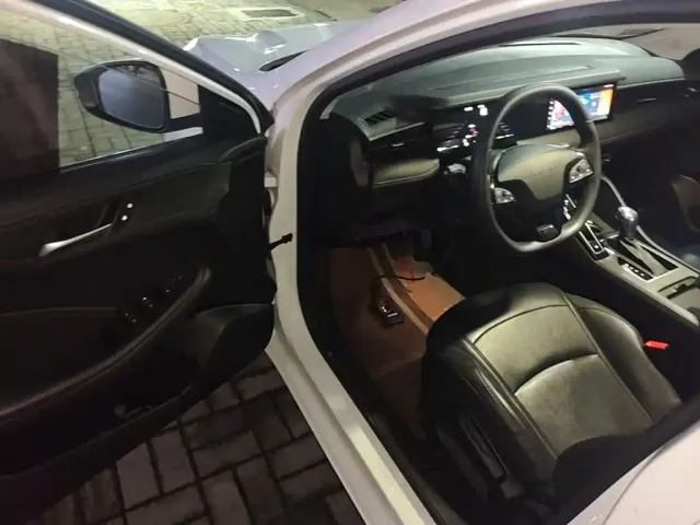 Roewe i5 — Фото автомобиля 15