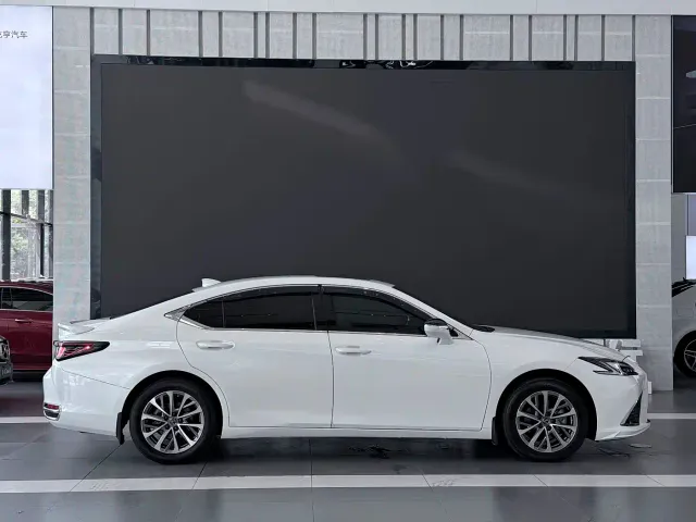 Lexus ES — Фото автомобиля 4