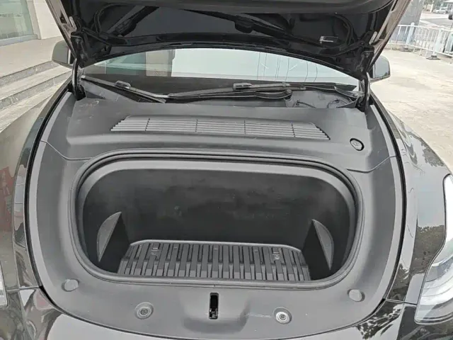 Tesla Model Y — Фото автомобиля 19