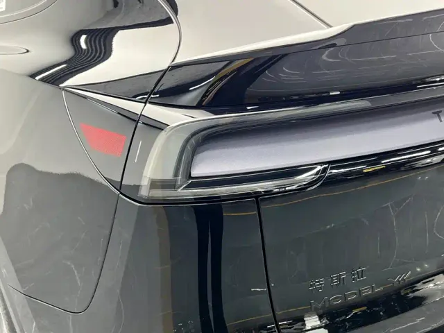 Tesla Model Y L — Фото автомобиля 11
