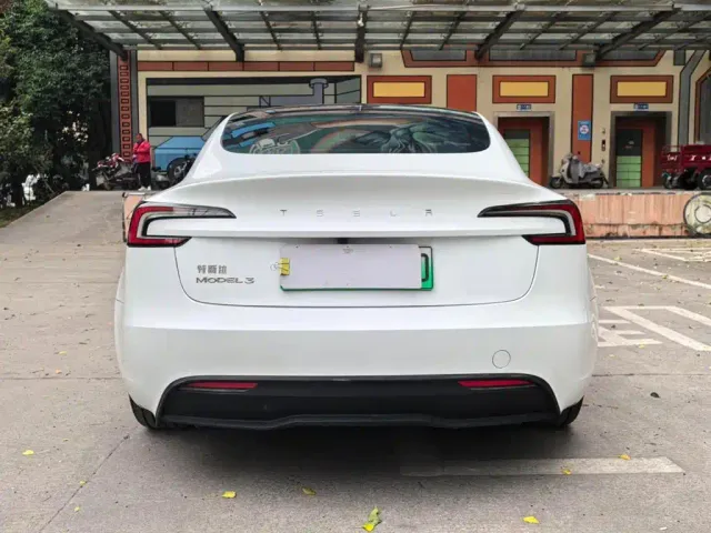 Tesla Model 3 — Фото автомобиля 14