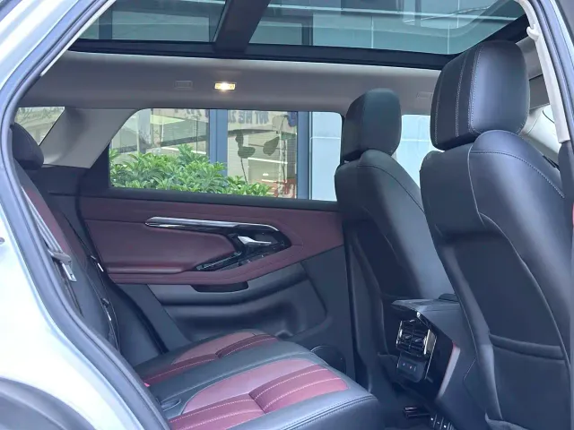 Land Rover Range Rover Evoque New Energy 2022 Range Rover Evoque L P300e Plug-in Hybrid — Фото автомобиля 12
