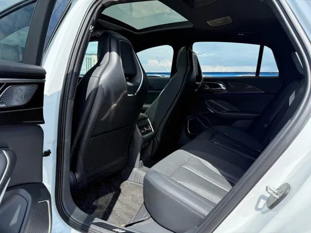 Hongqi H6 — Фото автомобиля 12