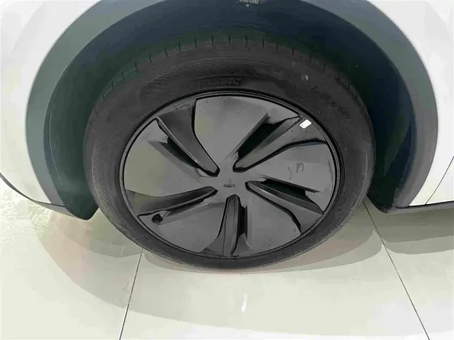 Tesla Model Y — Фото автомобиля 5