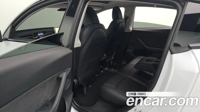 Tesla Model Y — Фото автомобиля 11