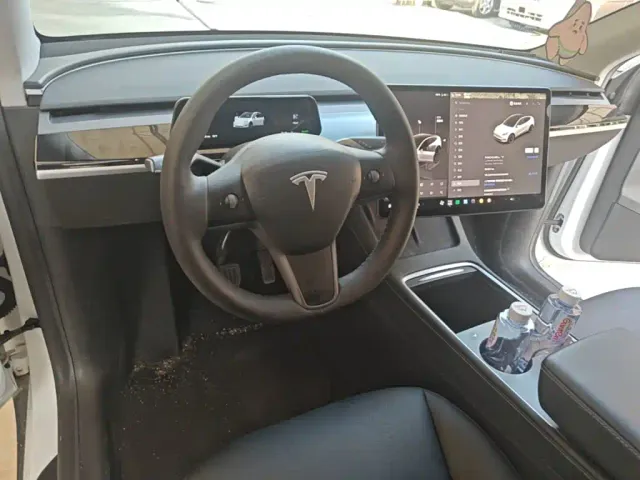 Tesla Model Y — Фото автомобиля 10