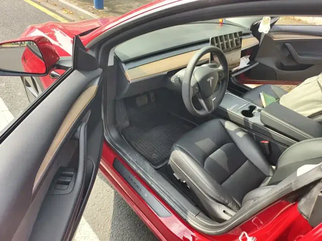 Tesla Model 3 — Фото автомобиля 17