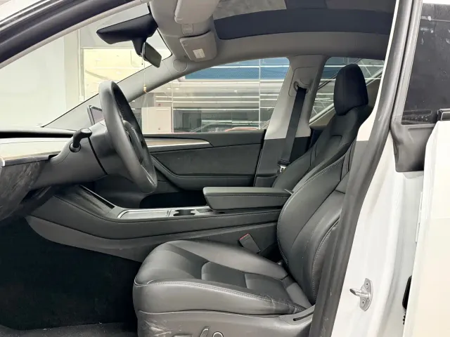 Tesla Model Y — Фото автомобиля 6
