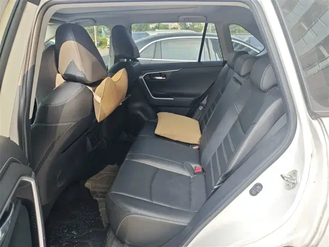 Toyota RAV4 — Фото автомобиля 8