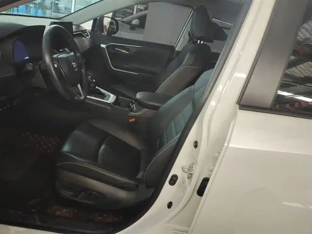 Toyota RAV4 — Фото автомобиля 14