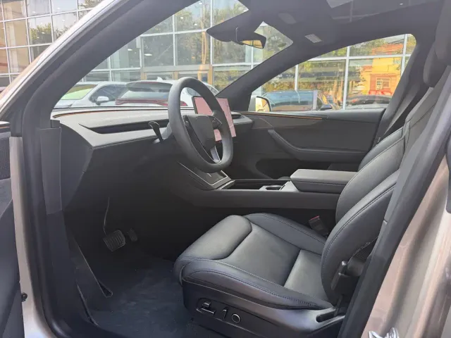 Tesla Model Y L — Фото автомобиля 2
