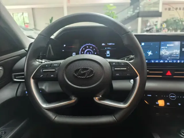 Hyundai Elantra 2022 1.5L CVT LUX Premium Edition — Фото автомобиля 17