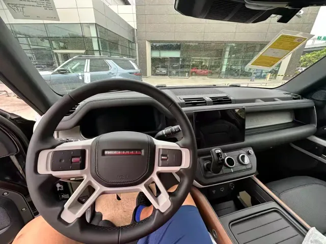 Land Rover Defender — Фото автомобиля 7