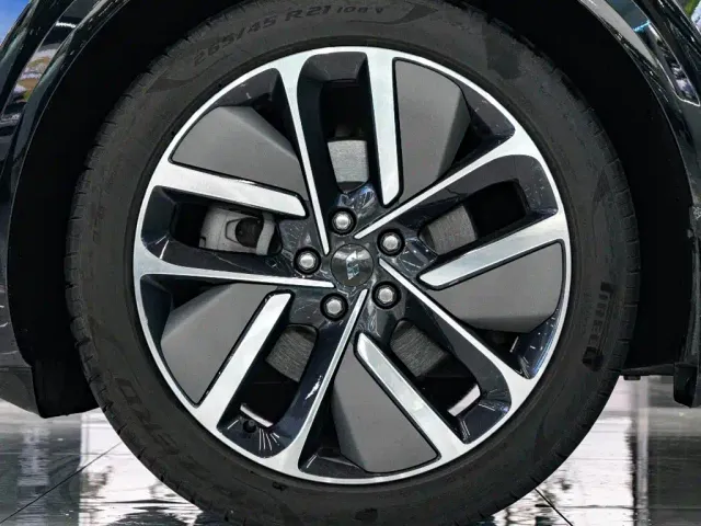 Li Auto L6 — Фото автомобиля 7
