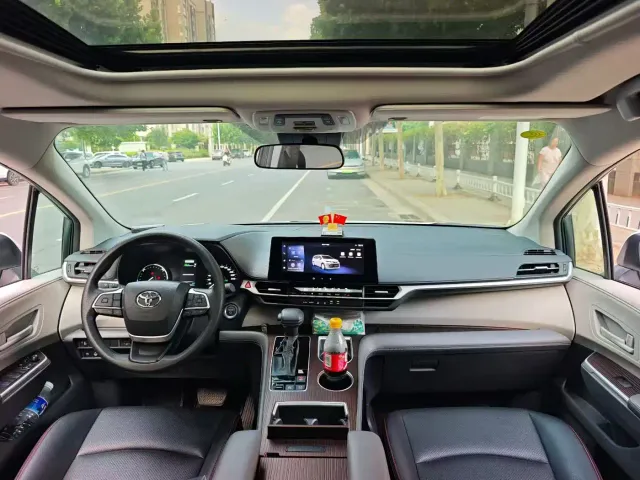Toyota Sienna — Фото автомобиля 5