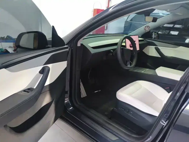 Tesla Model Y — Фото автомобиля 11