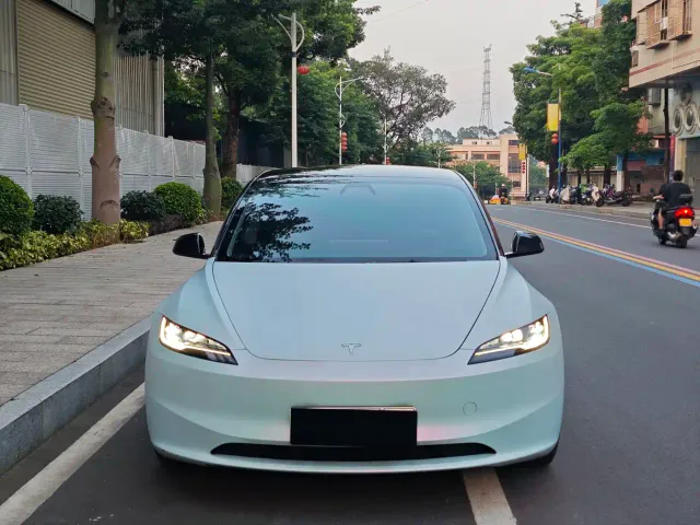 Tesla Model 3 — Фото автомобиля 2