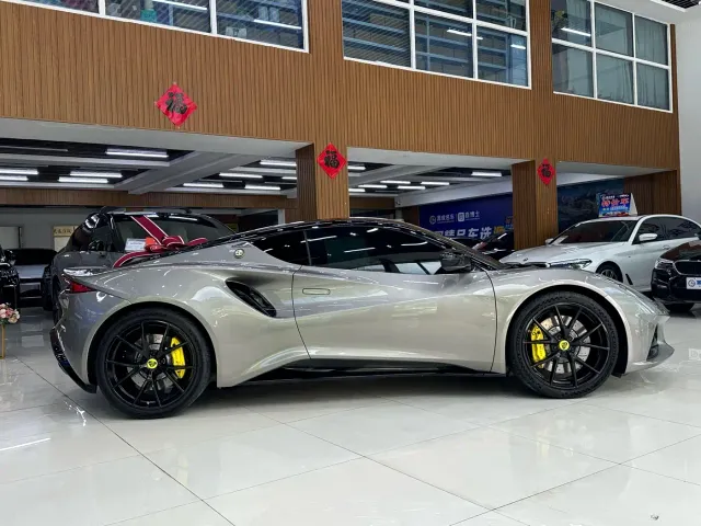 Lotus Emira — Фото автомобиля 4