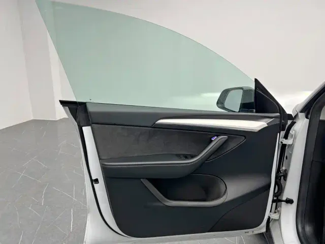Tesla Model Y — Фото автомобиля 13