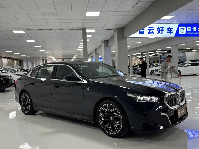 BMW 5 Series — Фото автомобиля 3