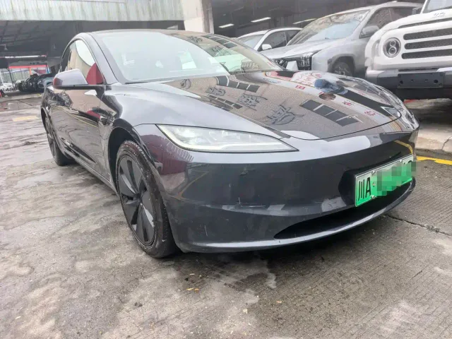 Tesla Model 3 — Фото автомобиля 2