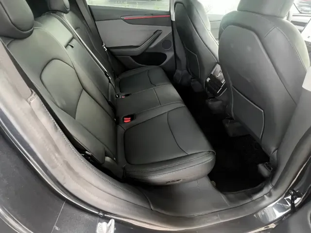 Tesla Model Y — Фото автомобиля 8