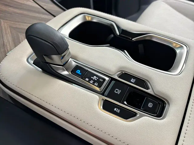 Lexus LM — Фото автомобиля 11