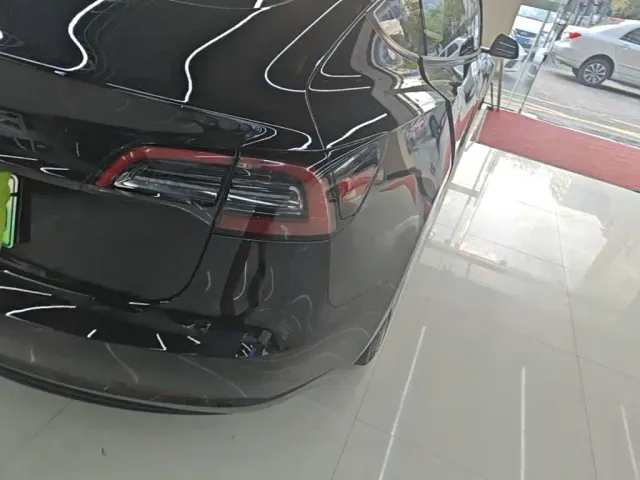 Tesla Model 3 — Фото автомобиля 7