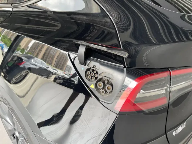 Tesla Model Y — Фото автомобиля 30