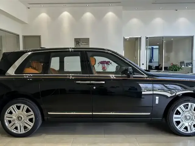 Rolls-Royce Cullinan — Фото автомобиля 3