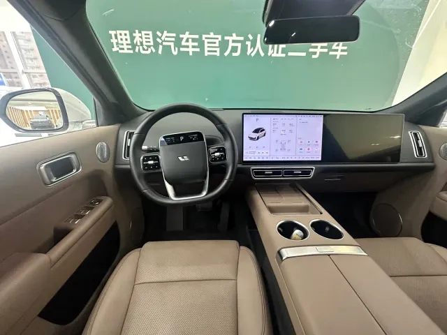 Li Auto L8 — Фото автомобиля 13