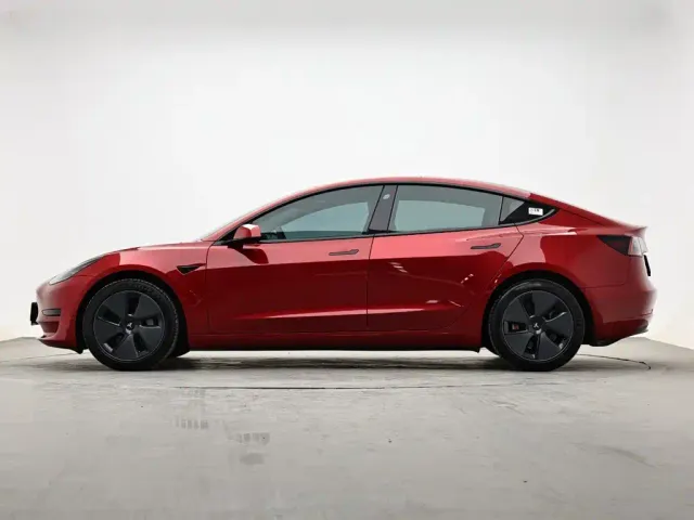 Tesla Model 3 — Фото автомобиля 5