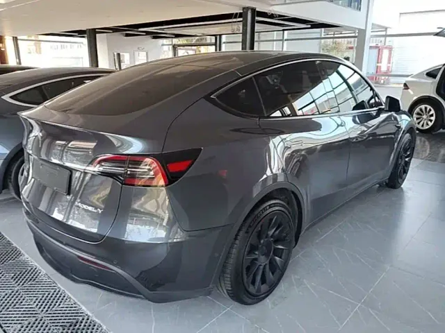 Tesla Model Y — Фото автомобиля 6