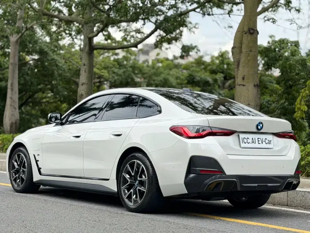 BMW i4 — Фото автомобиля 15